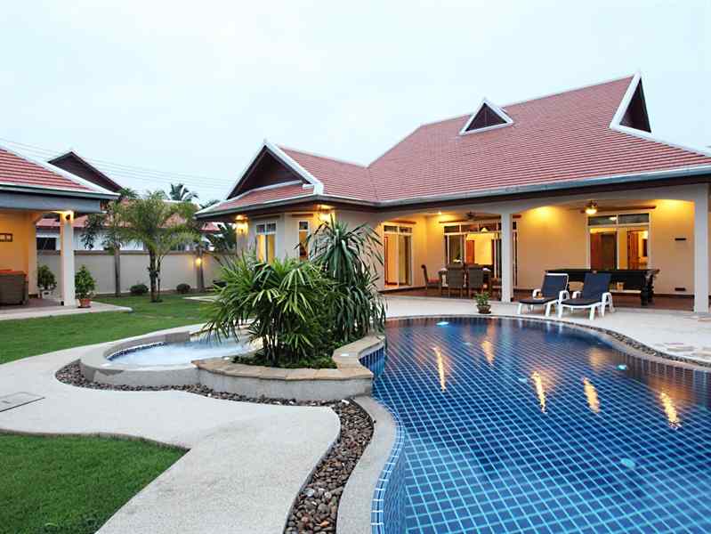 The Chase & Foxlea Executive Pool Villas